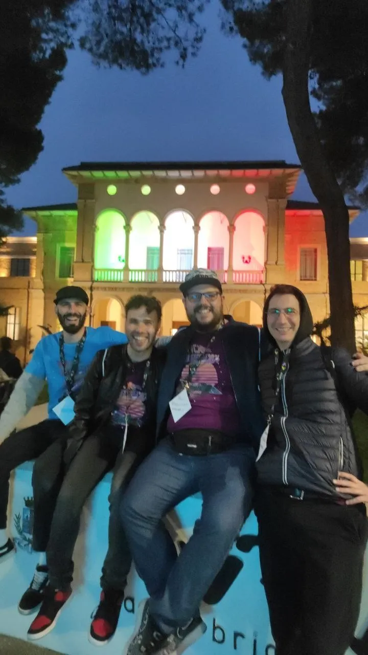 Quattro persone della community insieme, la sera del DevFest 2024 a Pescara.